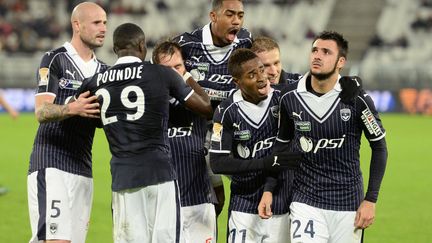 Gaëtan Laborde félicité par ses coéquipiers girondins (NICOLAS TUCAT / AFP)