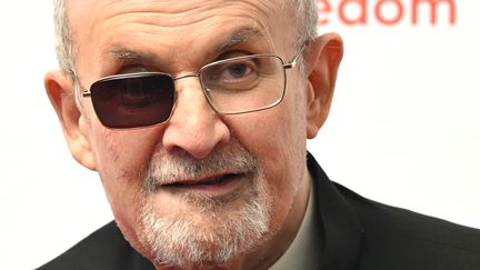 L'écrivain britannique Salman Rushdie lors d'un gala d'une organisation de défense des écrivains à New York, aux Etats-Unis, le 18 mai 2023. (TIMOTHY A. CLARY / AFP)