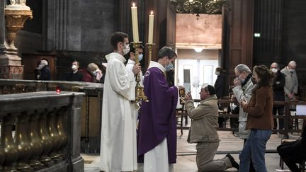 Lors d'une cérémonie religieuse à l'église Saint-Sulpice à Paris le 29 novembre 2020 (photo d'illustration). (ALAIN JOCARD / AFP)