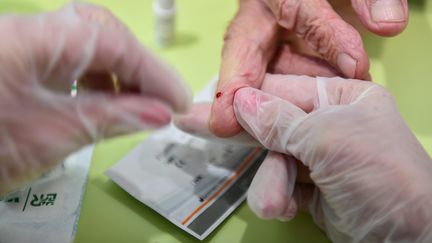 Un test sérologique rapide effectué en pharmacie, à Dijon (Côte-d'Or), le 17 juillet 2020. (MAXPPP)