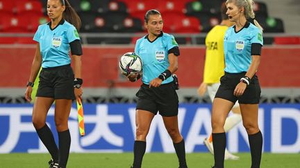 Edina Alves Batista, Neuza Back, Mariana Del Almeida, les femmes arbitres lors de la 17e édition de la Coupe du monde des clubs (KARIM JAAFAR / AFP)