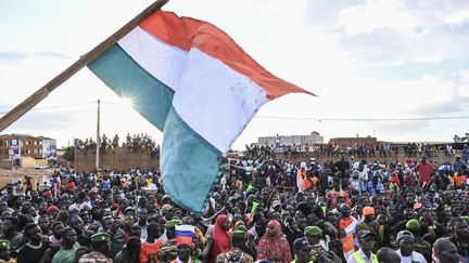 Des manifestants rassemblés devant la base aérienne militaire française à Niamey, le 3 septembre 2023. (AFP)