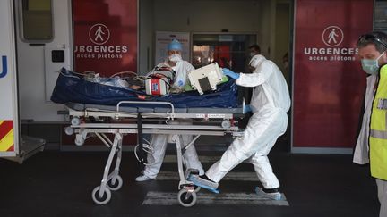 Un patient malade du Covid-19 est conduit à l'hôpital, le 6 novembre 2020, à Strasbourg (Bas-Rhin). (PATRICK HERTZOG / AFP)