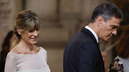 Le Premier ministre espagnol, Pedro Sanchez, avec son épouse Begoña Gómez, le 19 juin 2024, à Madrid. (JUAN MEDINA / AFP)