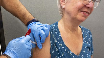 Une femme de 74 ans reçoit une injection de vaccin contre le Covid-19 à Detroit aux Etats-Unis, le 18 septembre 2023. (HTTPS://IMAGEBROKER.COM/9651854)