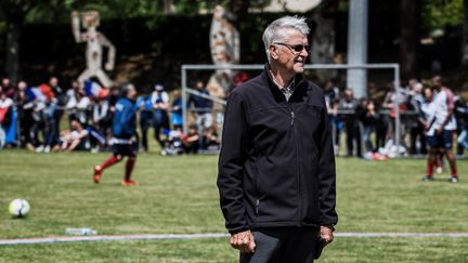 Aimé Jacquet à Sail-sous-Couzan, dans la Loire, pour fêter les 20 ans du titre mondial de l'équipe de France de football, la 10 mai 2018 (JEFF PACHOUD / AFP)