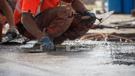 Un ouvrier du BTP sur un chantier à Langeais (Indre-et-Loire). (GUILLAUME SOUVANT / AFP)