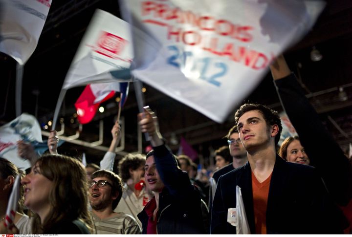 De jeunes militants socialistes assistent au meeting de Fran&ccedil;ois Hollande au Bourget, le 22 janvier 2012. (THIBAULT CAMUS / AP / SIPA)