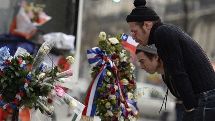 Jesse Hughes et Julian Dorio des Eagles of Death Metal se recueillent devant le Bataclan le 8 décembre 2015
 (Miguel Medina / AFP)