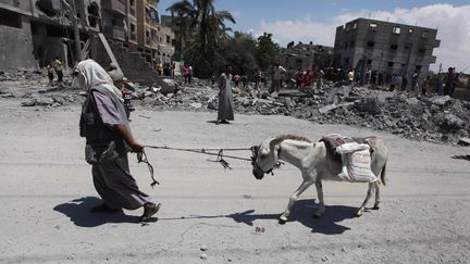 Dans les d&eacute;combres de Rafah&nbsp;(bande de Gaza) apr&egrave;s un assaut de l'arm&eacute;e isra&eacute;lienne, le 4 ao&ucirc;t 2014. (ASHRAF AMRA / AFP)