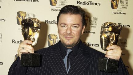 Le créateur de "The Office", Ricky Gervais, lors des BAFTA de 2004, où sa série a remporté le trophée de la meilleure sitcom de l'année. (DAVE M. BENETT / GETTY IMAGES EUROPE)