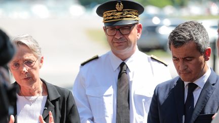 Yves Le Breton, préfet de Haute-Savoie (au centre), pendant que la Première ministre Elisabeth Borne et Gérald Darmanin répondent aux questions des journalistes après l'attaque au couteau survenue à Annecy, le 8 juin 2023. (GRÉGORY YETCHMENIZA / MAXPPP)