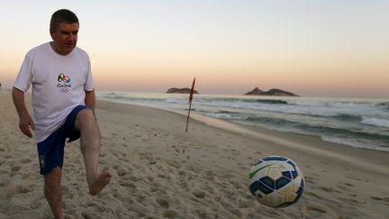 Le pr&eacute;sident du Comit&eacute; olympique international, Thomas Bach, le 4 ao&ucirc;t 2015 sur la plage de Barra de Tijuca &agrave; Rio (Br&eacute;sil). (SERGIO MORAES / REUTERS)