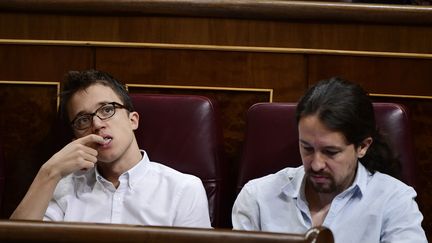 Inigo Errejon (à gauche) et Pablo Iglesias, les deux leaders de Podemos, le 27 octobre 2016. (GERARD JULIEN / AFP)