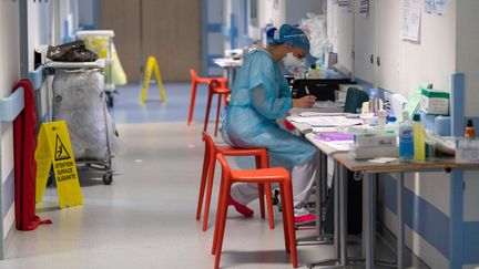 Dans les services de l'hôpital André-Mignot dans les Yvelines, c'est le "retour à l'ancienne"  pour les soignants qui notent tout de façon manuscrite après la cyberattaque du samedi 3 décembre. Photo d'illustration. (PATRICK HERTZOG / AFP)