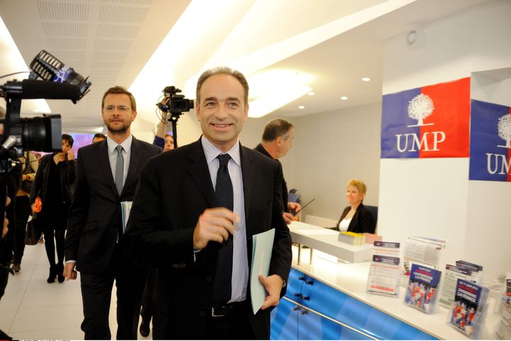 Le secr&eacute;taire g&eacute;n&eacute;ral de l'UMP, Jean-Fran&ccedil;ois Cop&eacute;, et son directeur de cabinet J&eacute;r&ocirc;me Lavrilleux&nbsp;arrivent au si&egrave;ge du parti, &agrave; Paris, le 11 juin 2012. (WITT / SIPA)