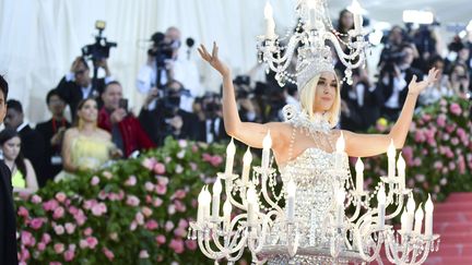 Autre star particulièrement remarquée sur les marches du Met, lundi soir : la chanteuse Katy Perry, avec une robe en forme de chandelier...véritablement illuminée par des ampoules.&nbsp; (CHARLES SYKES / AP / SIPA)