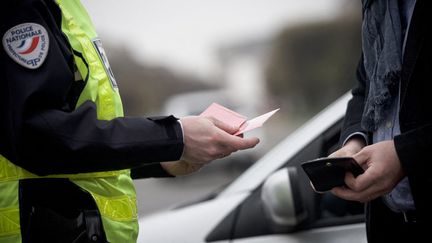 Un contrôle routier est effectué à Paris, le 17 mars 2014. (ARTHUR NICHOLAS ORCHARD / HANS LUCAS / AFP)