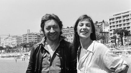 Jane Birkin et Serge Gainsbourg posent ensemble tout sourire en 1976. (AFP)