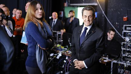 Nicolas Sarkozy et Carla Bruni-Sarkozy dans les coulisses de l'&eacute;mission "Des paroles et des actes" sur France 2, le 6 mars 2012. (LIONEL BONAVENTURE / AFP)