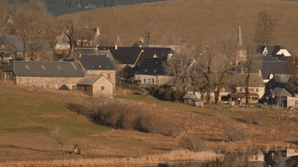 Située à 1 200 mètres d'altitude, la commune de La Godivelle (Puy-de-Dôme) ne compte qu'une vingtaine d'habitants à l'année. Cependant, des touristes affluent pour découvrir la beauté des grands espaces de ce village niché entre deux lacs et déguster une truffade dans son unique commerce.