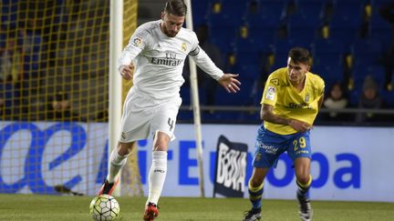 Sergio Ramos (Real Madrid) tente de se défaire d'Emmanuel Culio (Las Palmas) (DESIREE MARTIN / AFP)