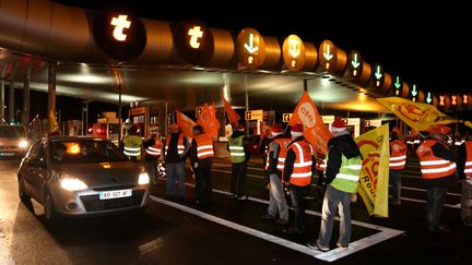 Des routiers en gr&egrave;ve au p&eacute;age de Saint-Arnoult (Yvelines), le 18 d&eacute;cembre 2014. (MAXPPP)