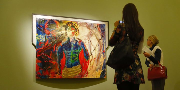 Deux femmes contemplent le tableau de Sylvester Stallone "Untitled (Michael Jackson)"
 (Dmitry Lovetsky / AP / Sipa)