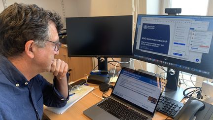 Le Pr Arnaud Fontanet, épidémiologiste, dans son bureau de l'Institut Pasteur lors d'une visioconférence avec l’OMS. (ANNE-LAURE DAGNET / RADIO FRANCE)