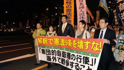 En avril 2014, plusieurs milliers de personnes avaient manifesté à Tokyo contre le projet de révision de la Constitution. (AFP PHOTO / TOSHIFUMI KITAMURA)