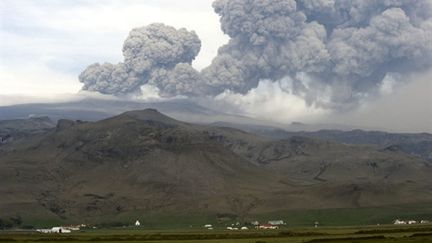 Nuage de cendres s'échappant du volcan EyjafjÖll, en Islande, le 8 mai 2010 (AFP / Halldor Kolbeins)