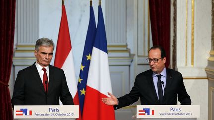 Fran&ccedil;ois Hollande (&agrave; droite) et&nbsp;Werner Faymann, le chancelier autrichien, le 30 octobre 2015. (FRANCOIS GUILLOT / AFP)