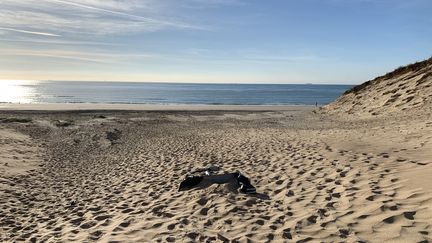 An inflatable boat abandoned by migrants on the beach at Pointe aux Oies in Wimereux (illustrative photo).  (EMMANUEL BOUIN / RADIO FRANCE)