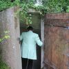 Clémentine Le Marrec, maire de Bénouville (Calvados), lors d'une visite d'un petit bunker situé sur sa commune, le 29 mai 2024. (CLEMENT PARROT / FRANCEINFO)