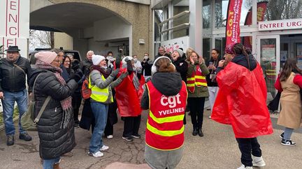 Des grévistes devant le service des urgences de l'hôpital de Meulan-Les Mureaux (Yvelines), le 9 janvier 2024. (ANNE-LAURE DAGNET / RADIO FRANCE)