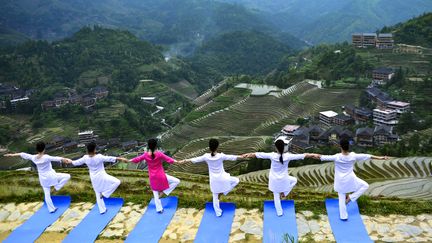 Séance de yoga à Guilin, en Chine, pour la Journée internationale du yoga, le 21 juin 2018.&nbsp; (PAN ZHIXIANG / XINHUA / AFP)