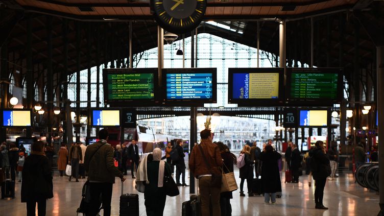 Passengers at the Gare du Nord, in Paris, during a day of mobilization against the pension reform, March 23, 2023. (CHRISTOPHE ARCHAMBAULT / AFP)