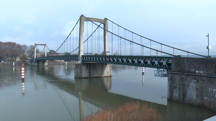 La ville de Tournon sur Rhône. Un pont sépare deux départements, l'Ardèche concernée par le couvre-feu à 18 h et la Drôme qui ne l'est pas. (France 3)