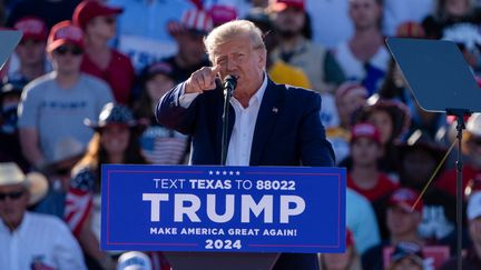 Donald Trump tient un meeting à Waco (Texas, Etats-Unis), le 25 mars 2023. (SUZANNE CORDEIRO / AFP)