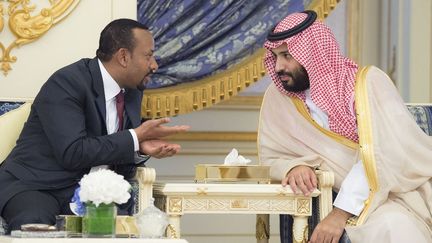 Le Premier ministre éthiopien, Abiy Ahmed (à gauche), et le prince héritier saoudien Mohammed ben Salmane, le 16 septembre 2018. (BANDAR ALGALOUD / SAUDI KINGDOM / ANADOLU AGENCY / AFP)