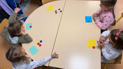 Enfants autour d'une table en maternelle à Montreuil-en-Touraine en mai 2019. (BORIS COMPAIN / RADIOFRANCE)