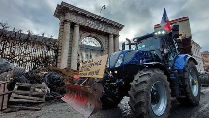 Une action des agriculteurs en colère devant la préfecture d'Agen (Lot-et-Garonne), le 26 janvier 2024 (BENJAMIN ILLY / FRANCEINFO / RADIO FRANCE)