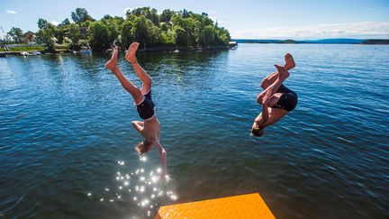 Des jeunes sautent depuis un plongeoir à Oslo, en Norvège, le 23 juillet 2019.&nbsp; (NORSK TELEGRAMBYRA AS / REUTERS)