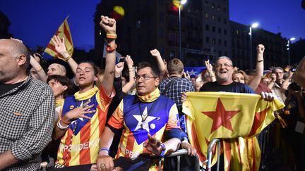 Des Catalans pro-ind&eacute;pendance manifestent leur joie &agrave; Barcelone (Espagne),&nbsp;apr&egrave;s la cl&ocirc;ture des bulletins de vote, dimanche 27 septembre 2015.&nbsp; (GERARD JULIEN / AFP)