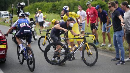 Le Belge Wout van Aert aidé par son mécanicien après sa chute lors de la 5e étape du Tour de France, le 6 juillet 2022. (THIBAULT CAMUS / AP)