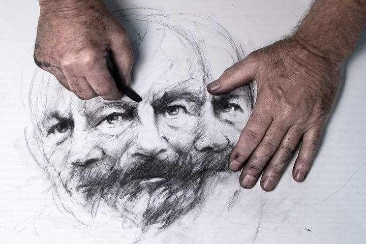 Ernest Pignon-Ernest au travail, sur un portrait du poète Gérard de Nerval dans son atelier à Ivry-sur-Seine le 7 ,octobre 2020 (JOEL SAGET / AFP)