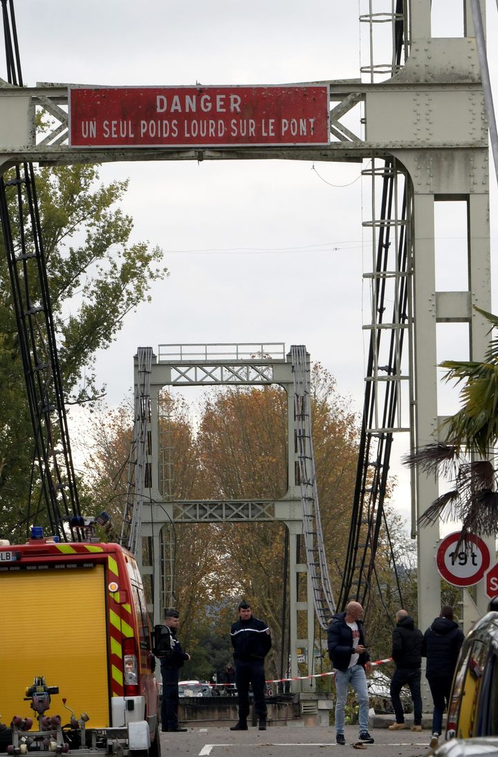 Des gendarmes surveillent l'accès du pont de&nbsp;Mirepoix-sur-Tarn (Haute-Garonne), après son effondrement survenu lundi 18 novembre 2019. (MAXPPP)