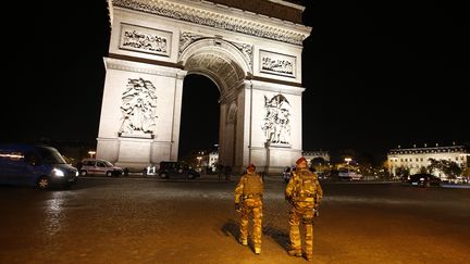 Deux militaires près&nbsp;de l'Arc de Triomphe, à Paris, le 20 avril 2017. (BENJAMIN CREMEL / AFP)