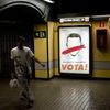 Une affiche pour le référendum d'indépendance de la Catalogne, à Barcelone (Espagne), le 14 septembre 2017. (JORDI BOIXAREU / NURPHOTO / AFP)