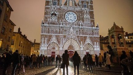 La cath&eacute;drale Saint-Jean sert de support aux projections de l'artiste Yves Moreaux &agrave; l'occasion de la traditionnelle f&ecirc;te des Lumi&egrave;res &agrave; Lyon (Rh&ocirc;ne), le 4 d&eacute;cembre 2014.le (ROBERT PRATTA / REUTERS)